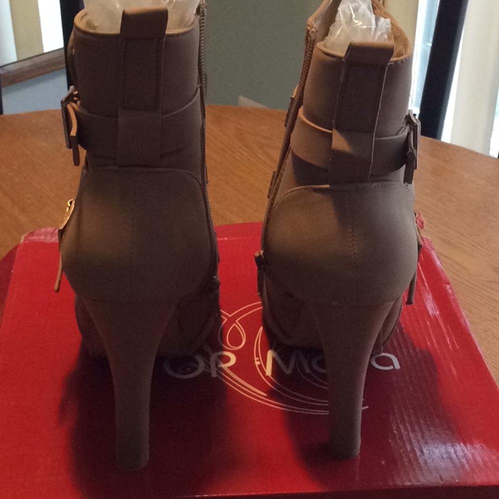 Heel Boots - Picture 4 of 5